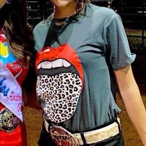 Cute small t shirt, could fit a medium.